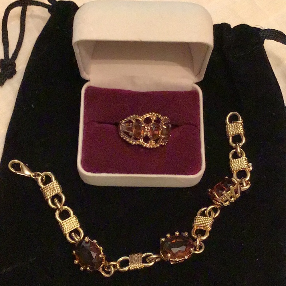 18kt gold h.g.e. ring and bracelet, with topaz set
